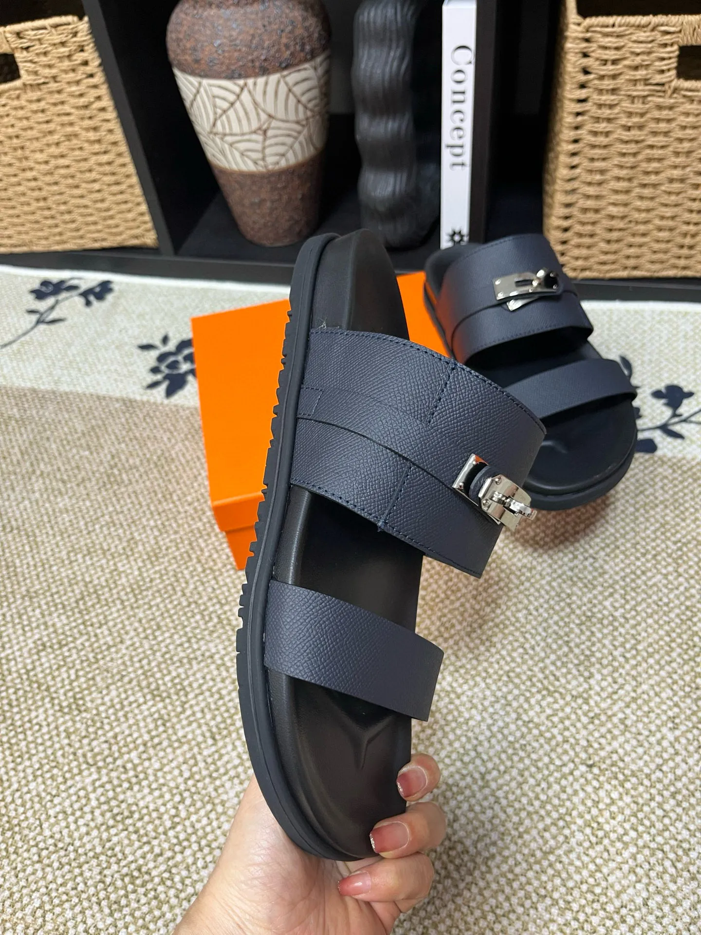 P300 Long-term stock Hermes men’s Kazimir slippers for couples - top quality woven calfskin functional sandals with intertwined uppers inspired by the “H” iconic pattern to create a casual look, perfect for summer. Imported cowhide + cowhide lining + TUP outsole Size: 35-46